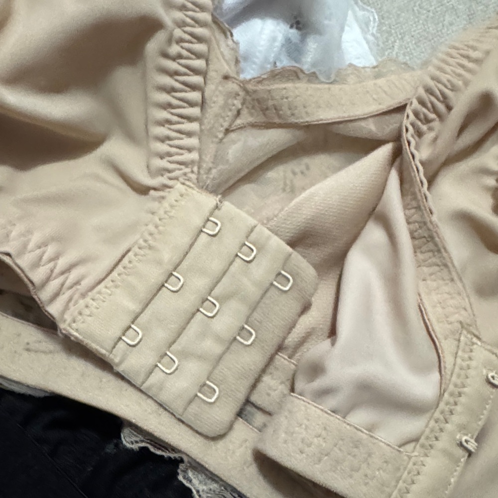Breezies 3 Pack of Bras-No Wire/No Padding-3 Hook Back-Lace Detail-Sz Large-EUC - Picture 11 of 16
